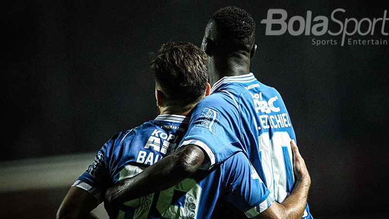 persib-bandung-ezechiel-ndouassel-dan-jonathan-bauman-vs-psm-makassar_20181101_205221.jpg