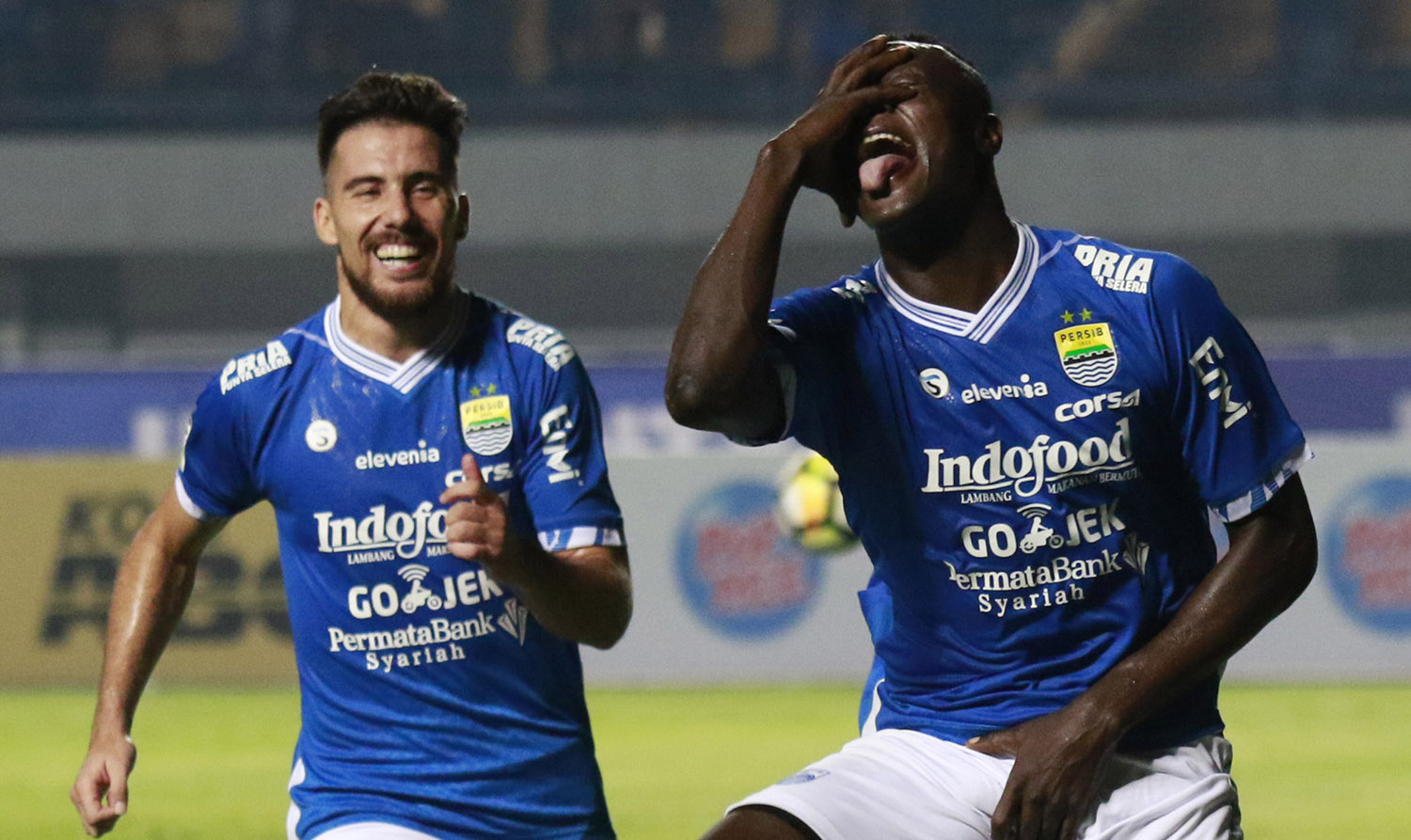persib-bandung-jonathan-bauman-dan-ezechiel-ndouassel-vs-psm-makassar_20180524_025115.jpg