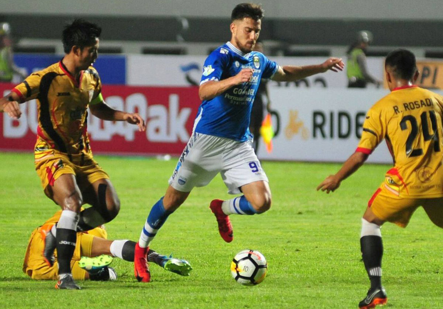 persib-bandung-jonathan-bauman-vs-mitra-kukar_20180408_210710.jpg