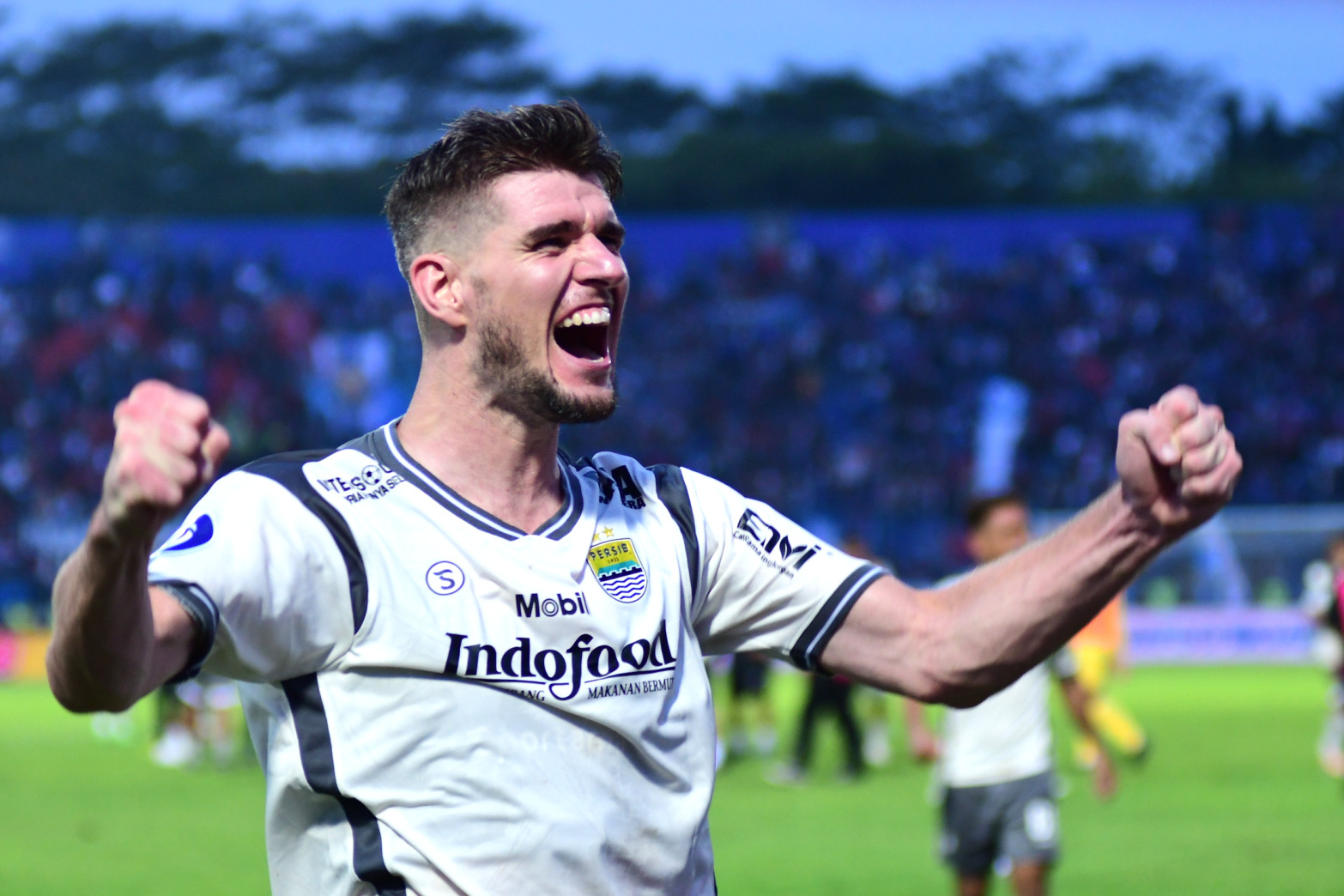 persib-bandung-kalahkan-arema-fc-2-1_20220911_215937.jpg