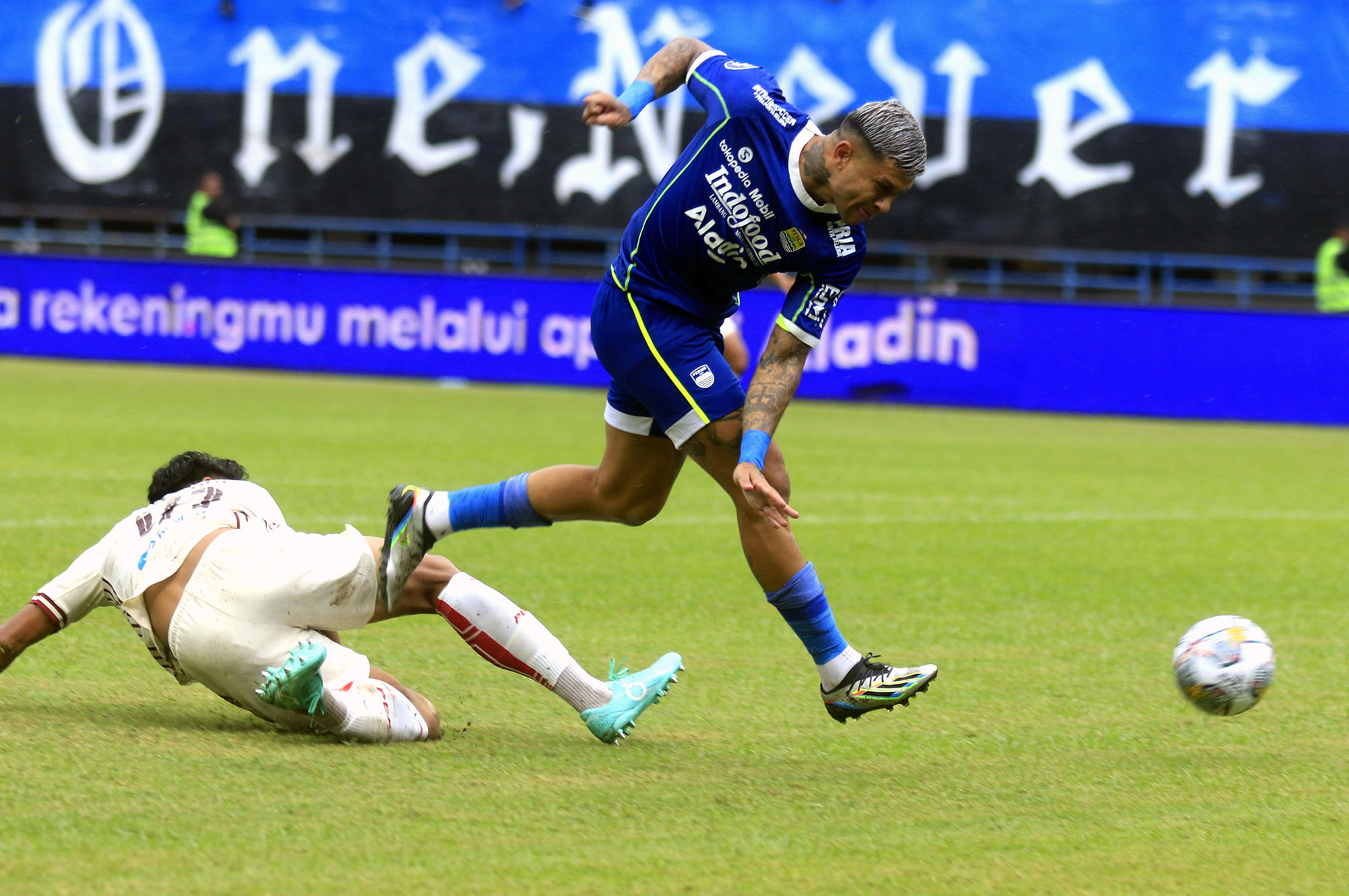persib-bandung-kalahkan-persija-jakarta-skor-1-0_20230111_211334.jpg