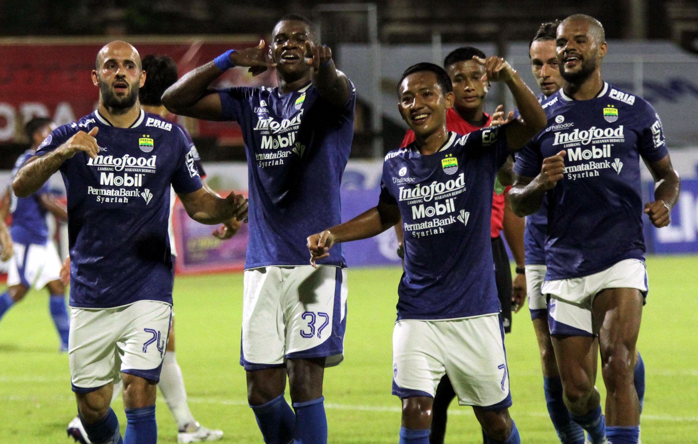 persib-bandung-menang-atas-persita-tangerang-berkat-gol-penalti_20220109_015302.jpg