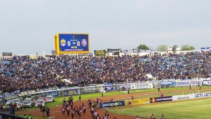 persib-bandung-vs-arema-fc-dijalak.jpg
