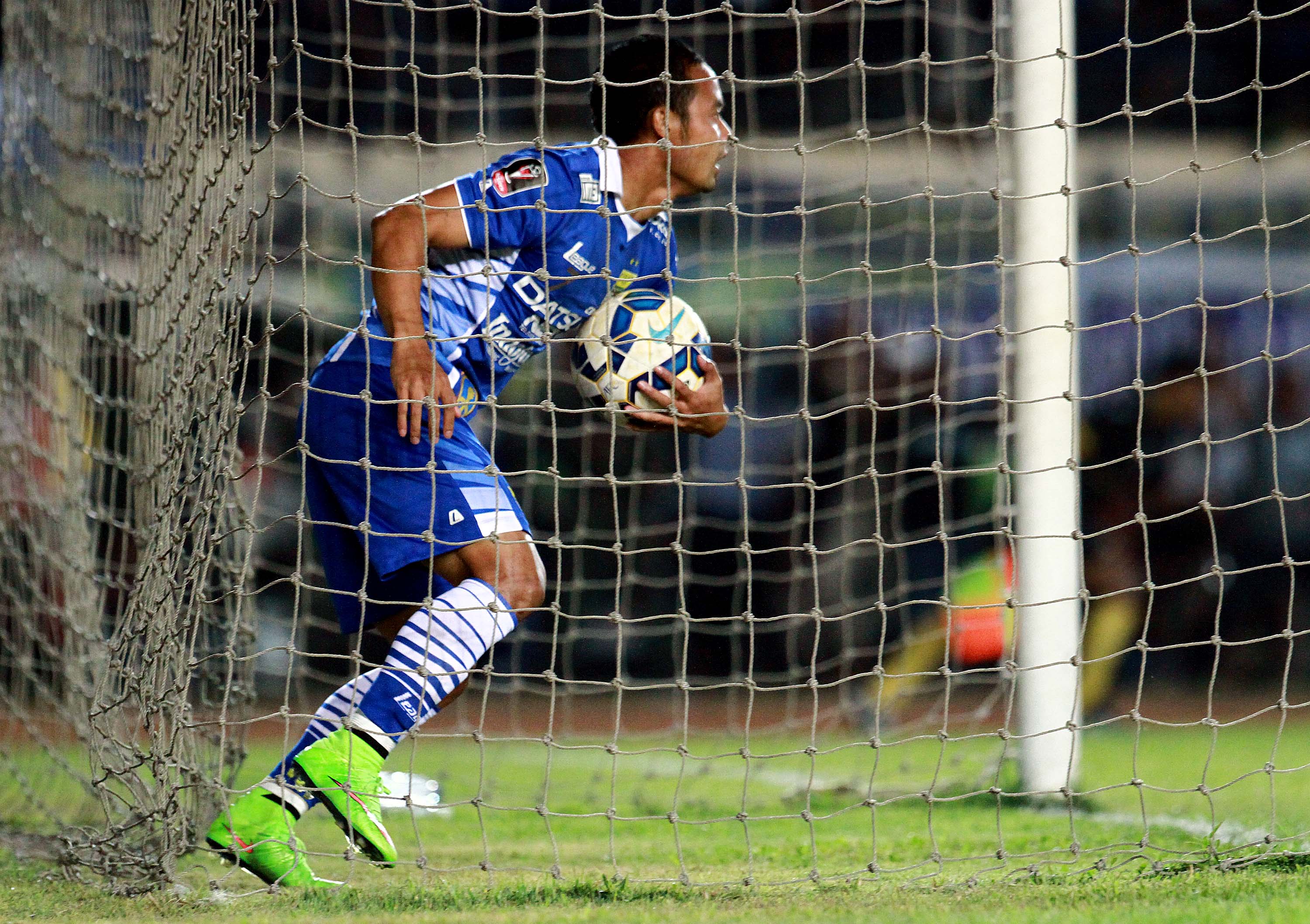 persib-lolos-ke-final-piala-presiden_20151010_221714.jpg