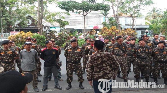 personel-banser-gp-ansor-gelar-apel-di-depan-kantor-pn-surabaya-saat-sidang-gus-nur.jpg