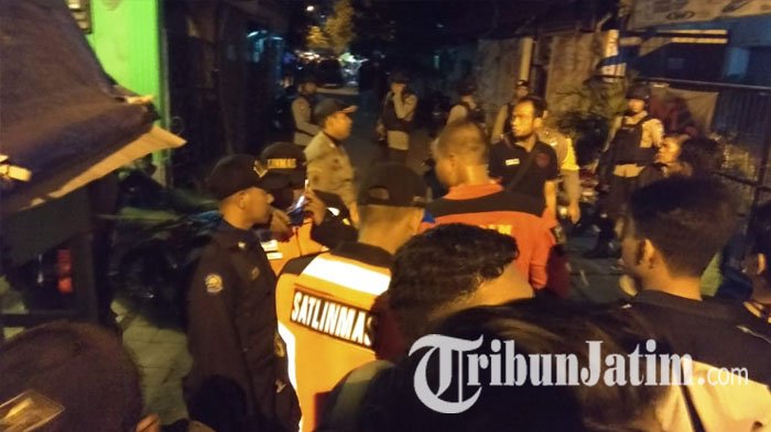 personel-gabungan-memasang-garis-polisi-di-jalan-sikatan-4-manukan-surabaya_20180516_144223.jpg