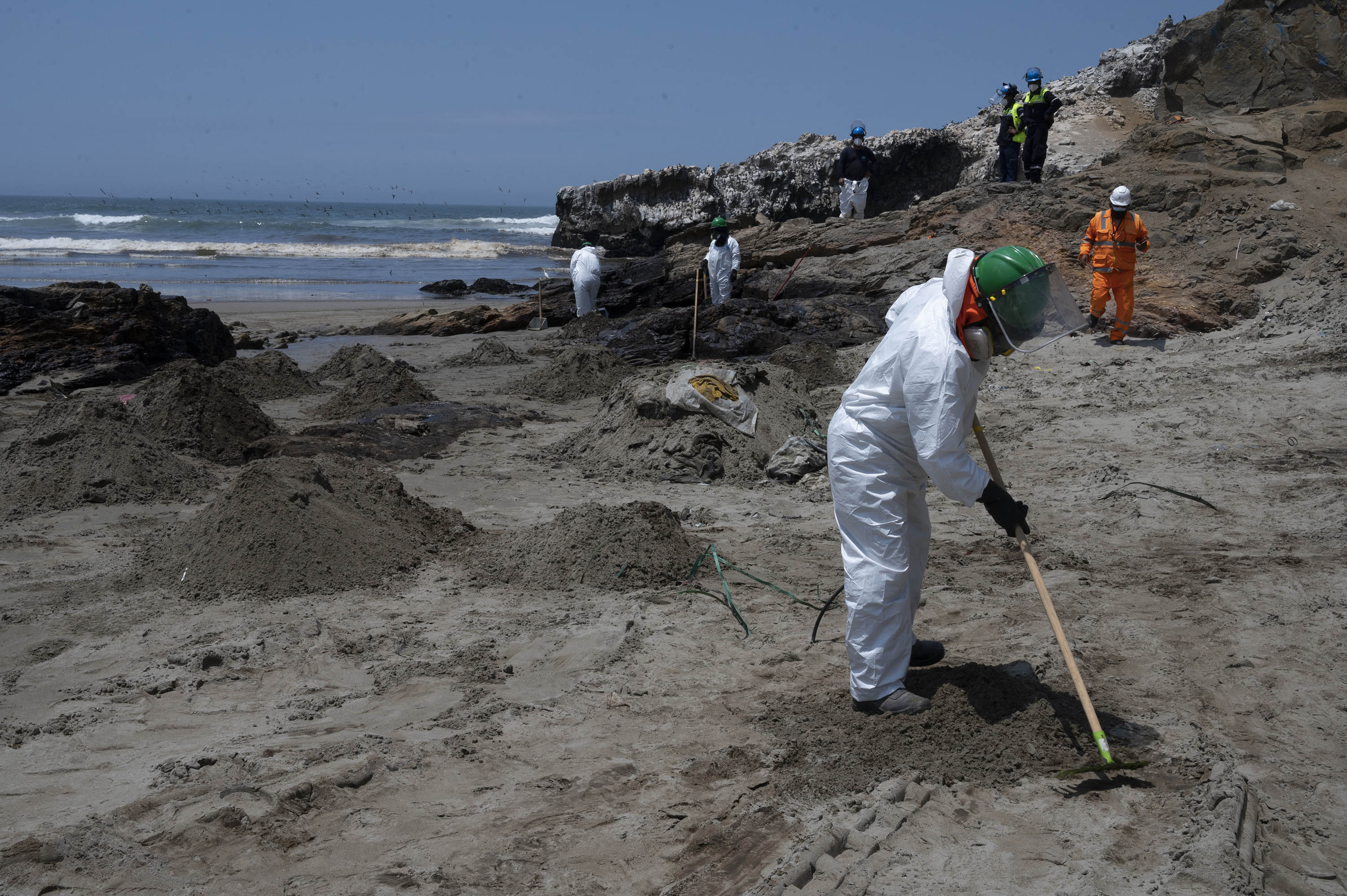 Berita Foto : Tumpahan Minyak Cemari Pantai Peru, Diduga Akibat Tsunami Tonga