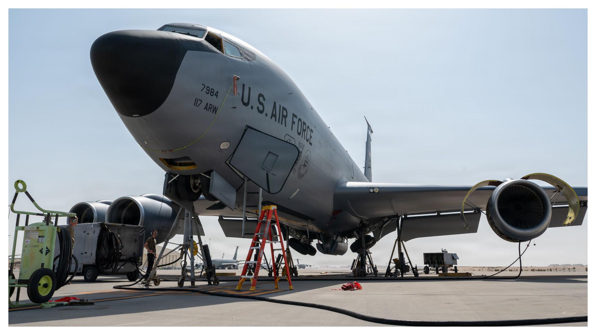 PESAWAT MILITER AS - Foto yang dirilis CENTCOM pada 18 Februari 2026, menampilkan para teknisi melakukan pemeriksaan pencegahan pada roda pendaratan pesawat KC-135 Stratotanker di sebuah pangkalan di Timur Tengah. Pemeriksaan rutin ini membantu mendeteksi masalah sejak dini dan menjaga armada pengisian bahan bakar tetap siap terbang.