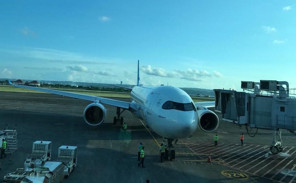pesawat-boeing-777-garuda-indonesia-di-bandara-i-gusti-ngurah-rai-bali.jpg