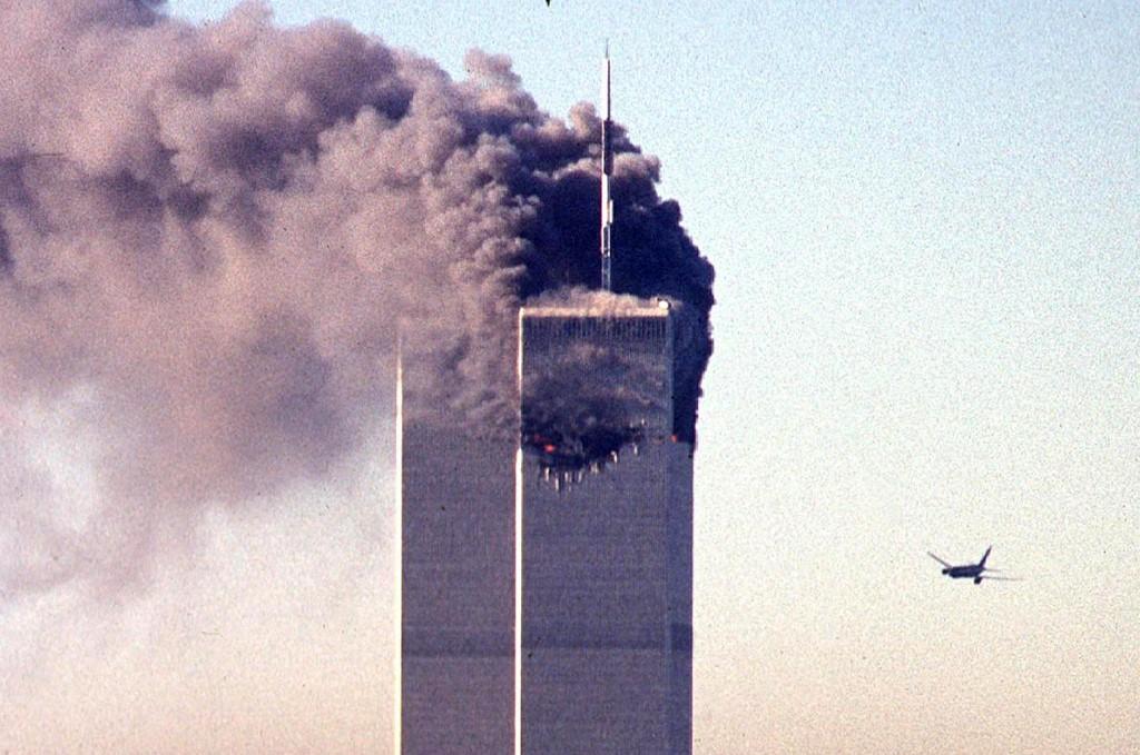 pesawat-komersial-yang-dibajak-mendekati-menara-kembar-world-trade-center.jpg