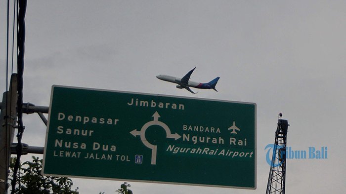 pesawat-melintas-di-by-pass-ngurah-rai_20180318_080912.jpg