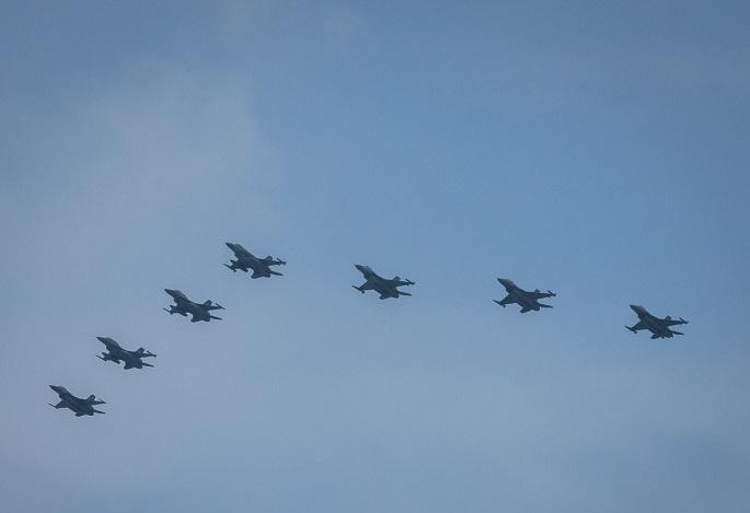 pesawat-tempur-f-16-dari-indonesia-dan-singapura-membentuk-formasi.jpg