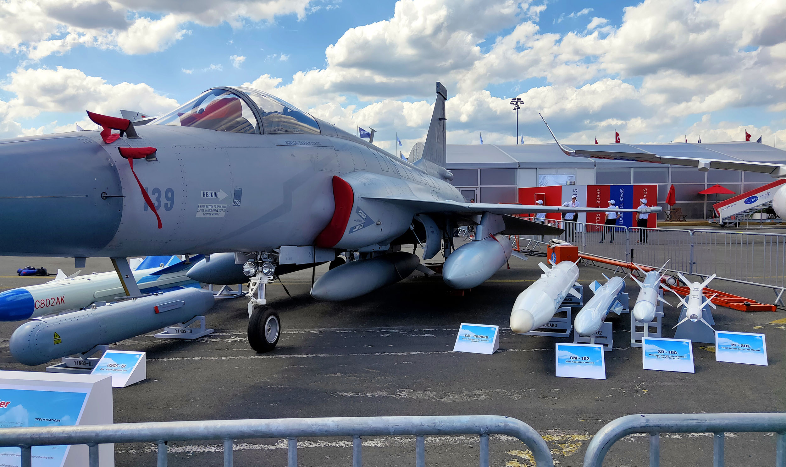 pesawat-tempur-jf-17-thunder-di-paris-air-show-2019_20190619_164612.jpg