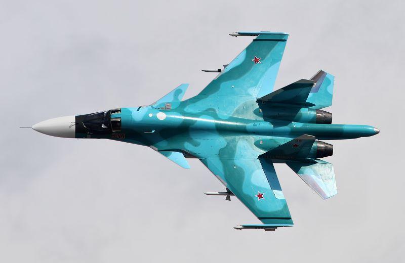 pesawat-tempur-su-34-milik-rusia-sedang-bermanuver-di-udara.jpg
