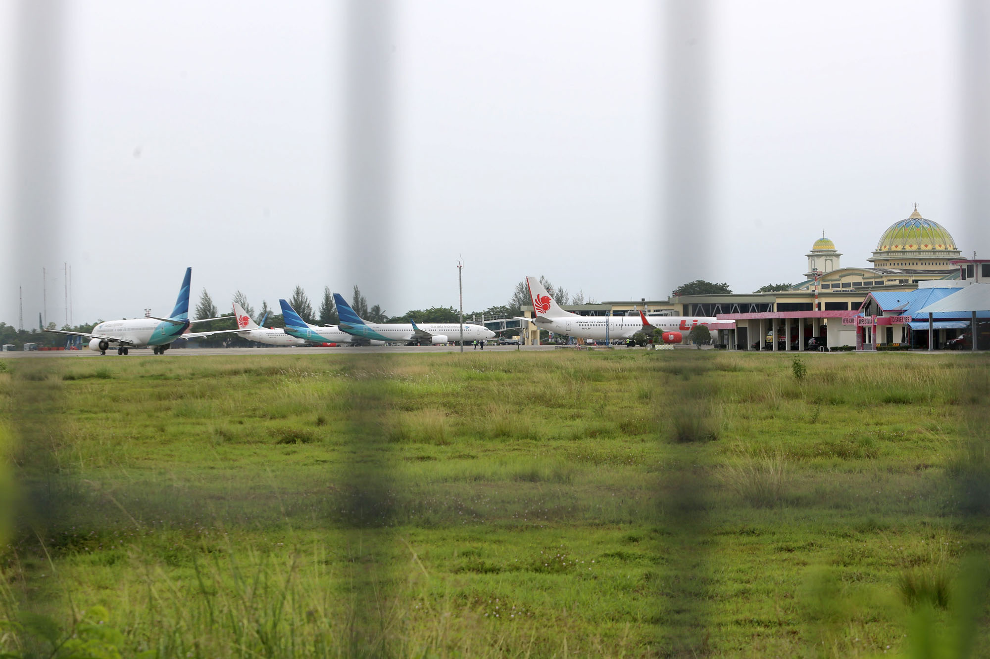 pesawat-tujuan-medan-mendarat-darurat-di-aceh_20151024_201414.jpg