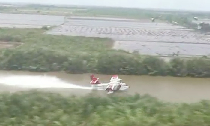 pesawat-water-bombing_20151017_104933.jpg