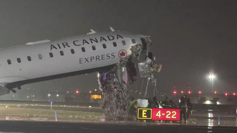 TABRAK DAMKAR - Pesawat penumpang milik Air Canada menabrak truk pemadam kebakaran ketika mendarat di Bandara LaGuardia, New York, Minggu (22/3) malam waktu setempat. Tidak ada korban jiwa dalam kejadian itu, namun setidaknya empat orang dilaporkan terluka. (IndiaToday)