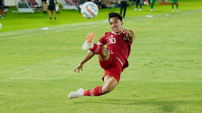 pesepak-bola-timnas-indonesia-arkhan-fikri-mengontrol-bola.jpg