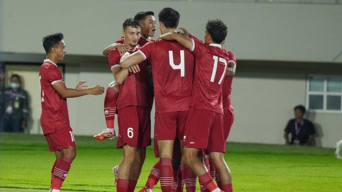 pesepak-bola-timnas-indonesia-merayakan-gol-marselono-ferdinan.jpg