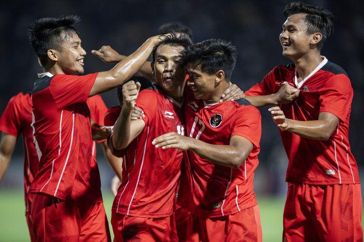 pesepak-bola-timnas-indonesia-u-22-melakukan-selebrasi.jpg