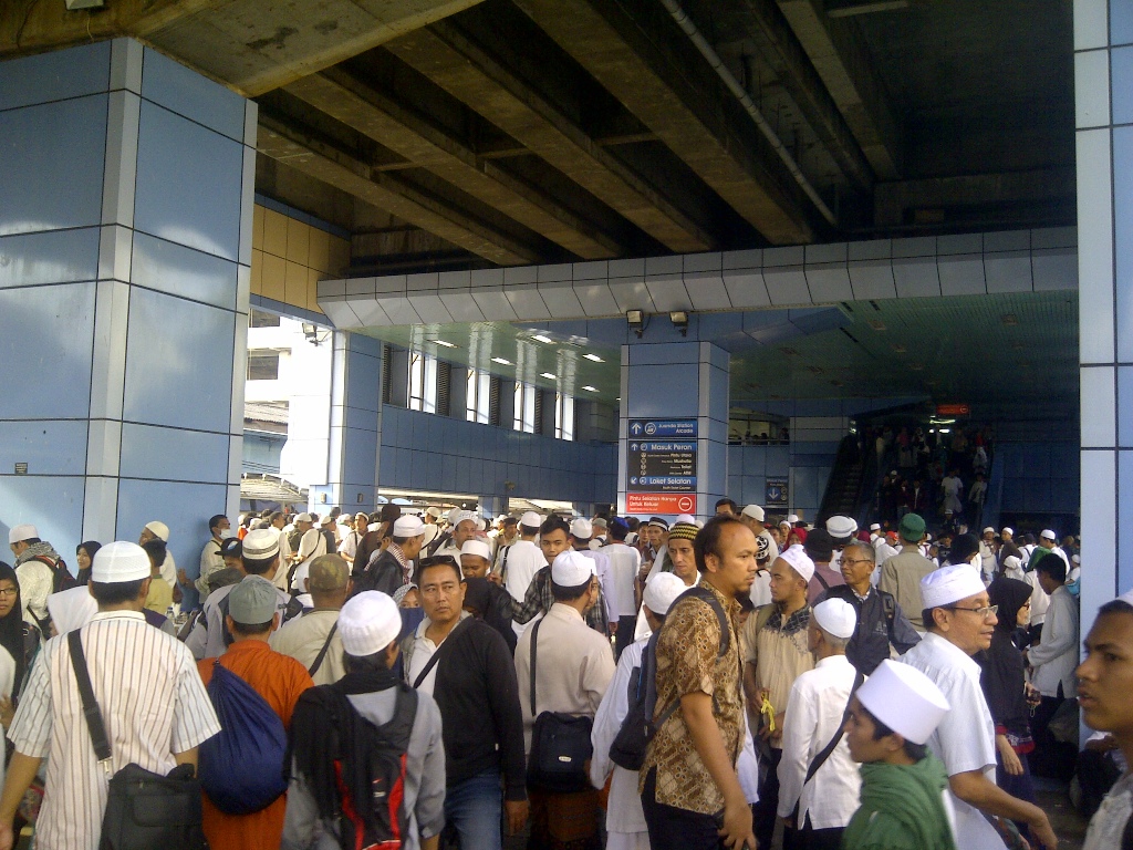 peserta-aksi-unjuk-rasa-4-november-2016_20161104_165310.jpg