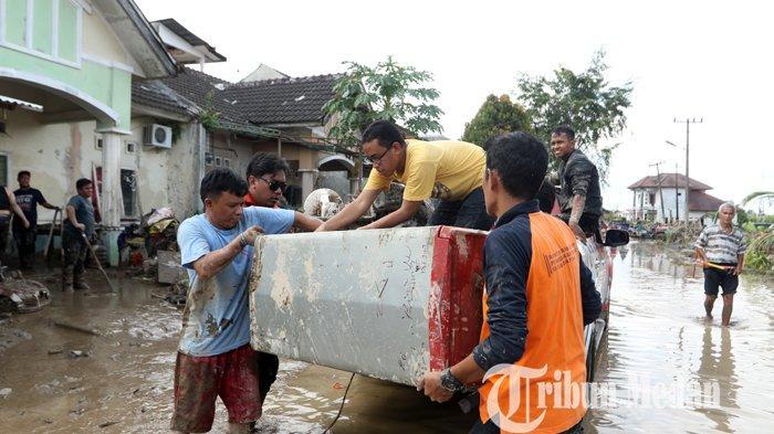 petugas-bpbd-sumut-dan-relawan-membantu-mengevakuasi-barang-korban-banjir.jpg