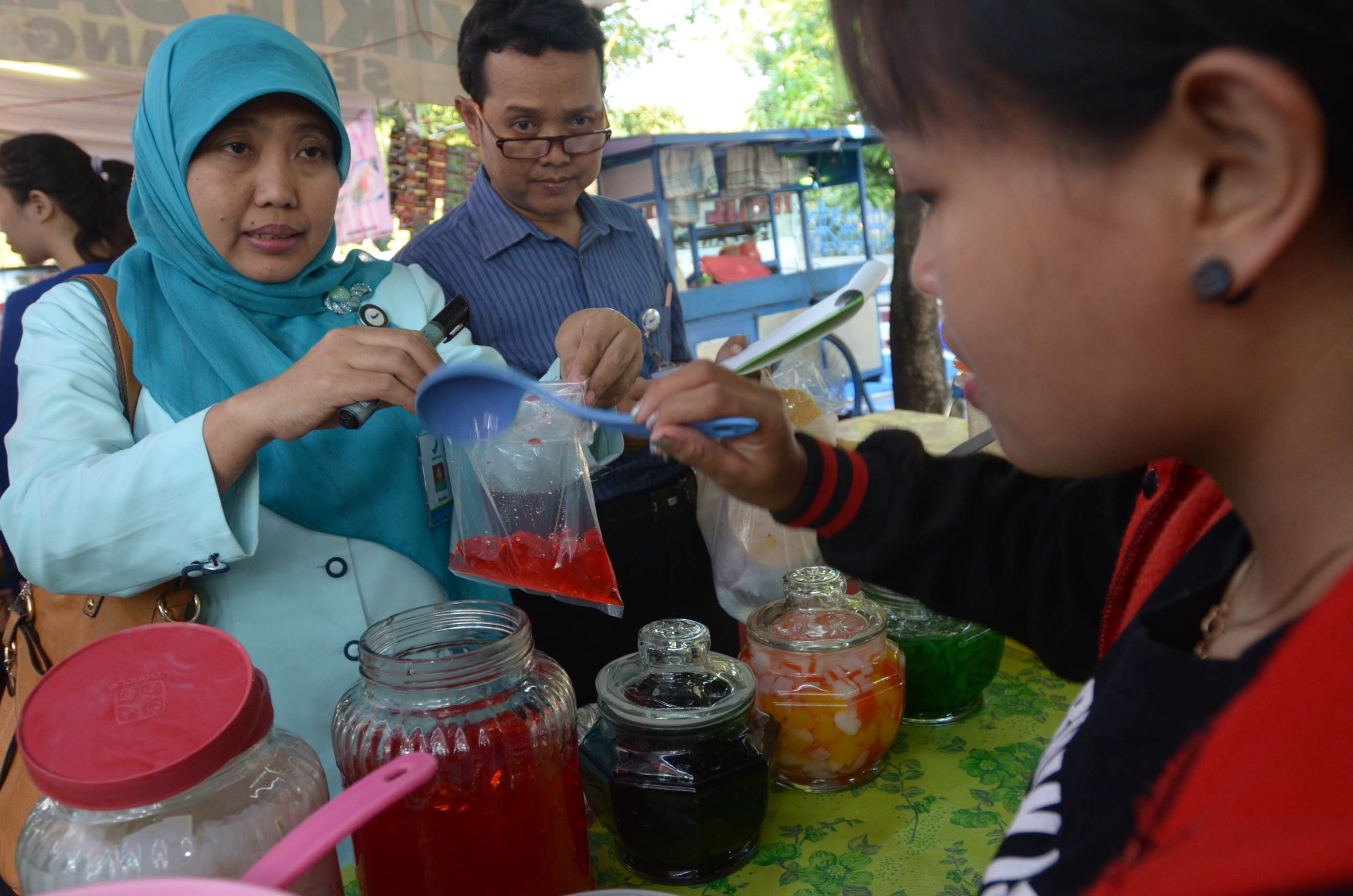 petugas-bpom-surabaya-uji-makanan-takjil_20150622_184240.jpg