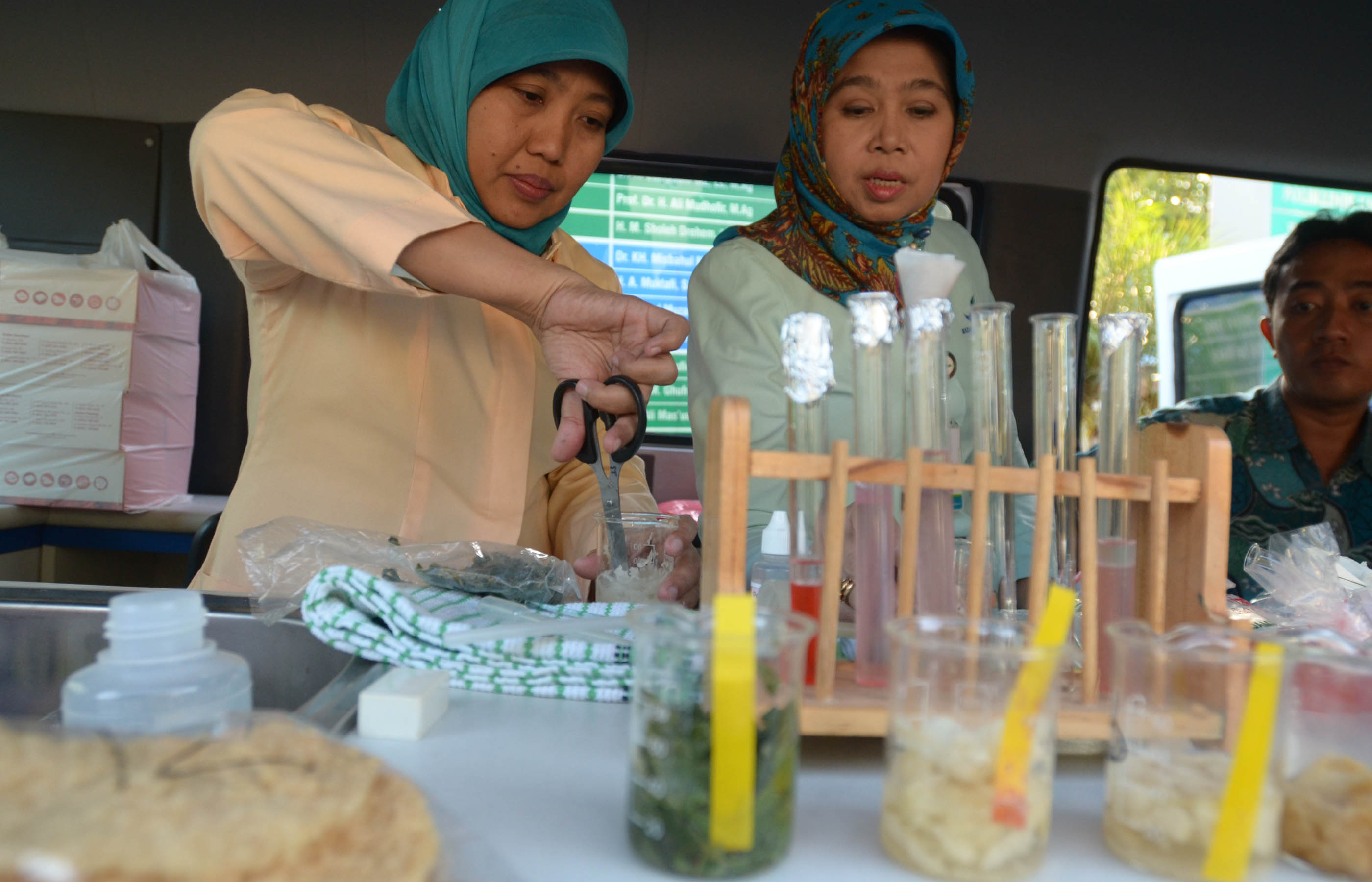 petugas-bpom-surabaya-uji-makanan-takjil_20150622_184411.jpg