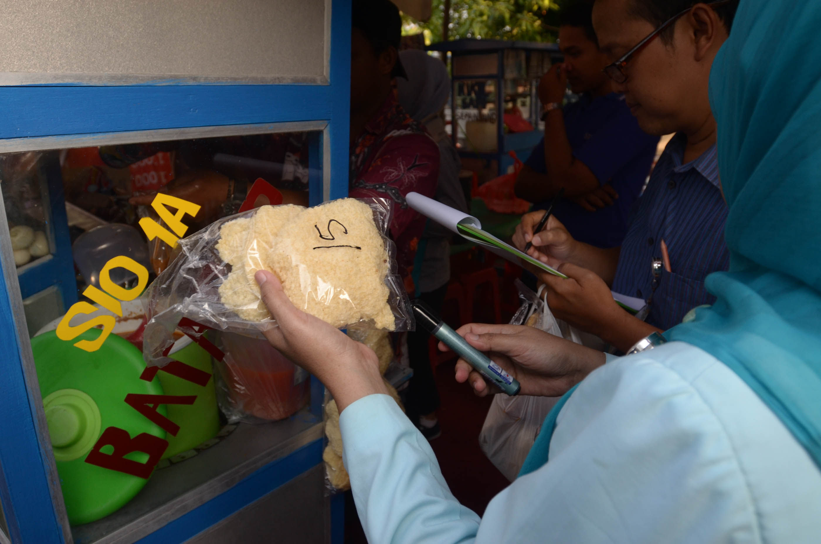 petugas-bpom-surabaya-uji-makanan-takjil_20150622_184906.jpg