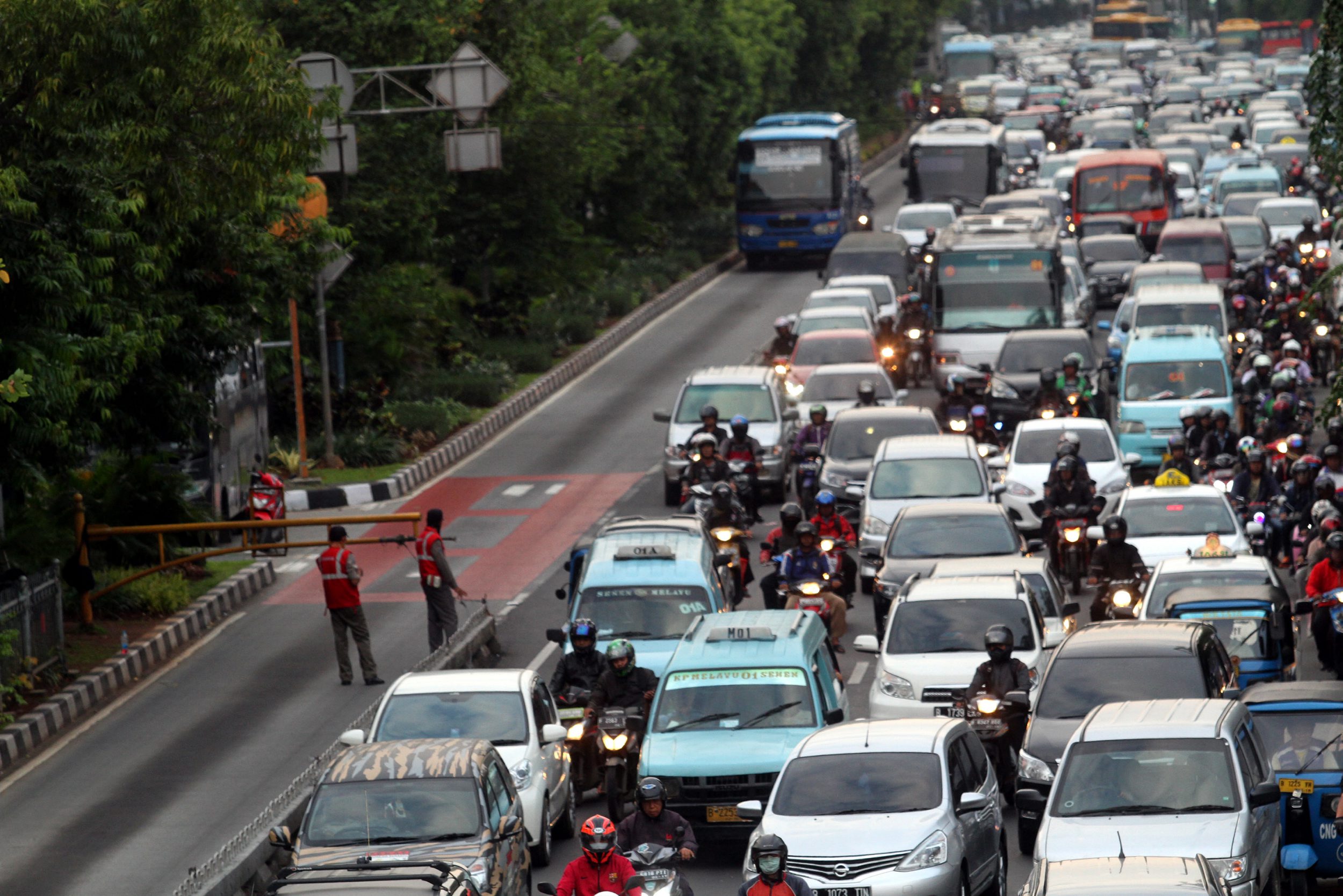 petugas-buka-tutup-kemacetan-jalur-transjakarta_20160219_150243.jpg