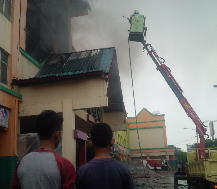 petugas-damkar-jinakkan-api-di-gedung-ramayana_20151209_080048.jpg