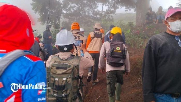 petugas-evakuasi-pendaki-gunung-marapi_5-nov.jpg