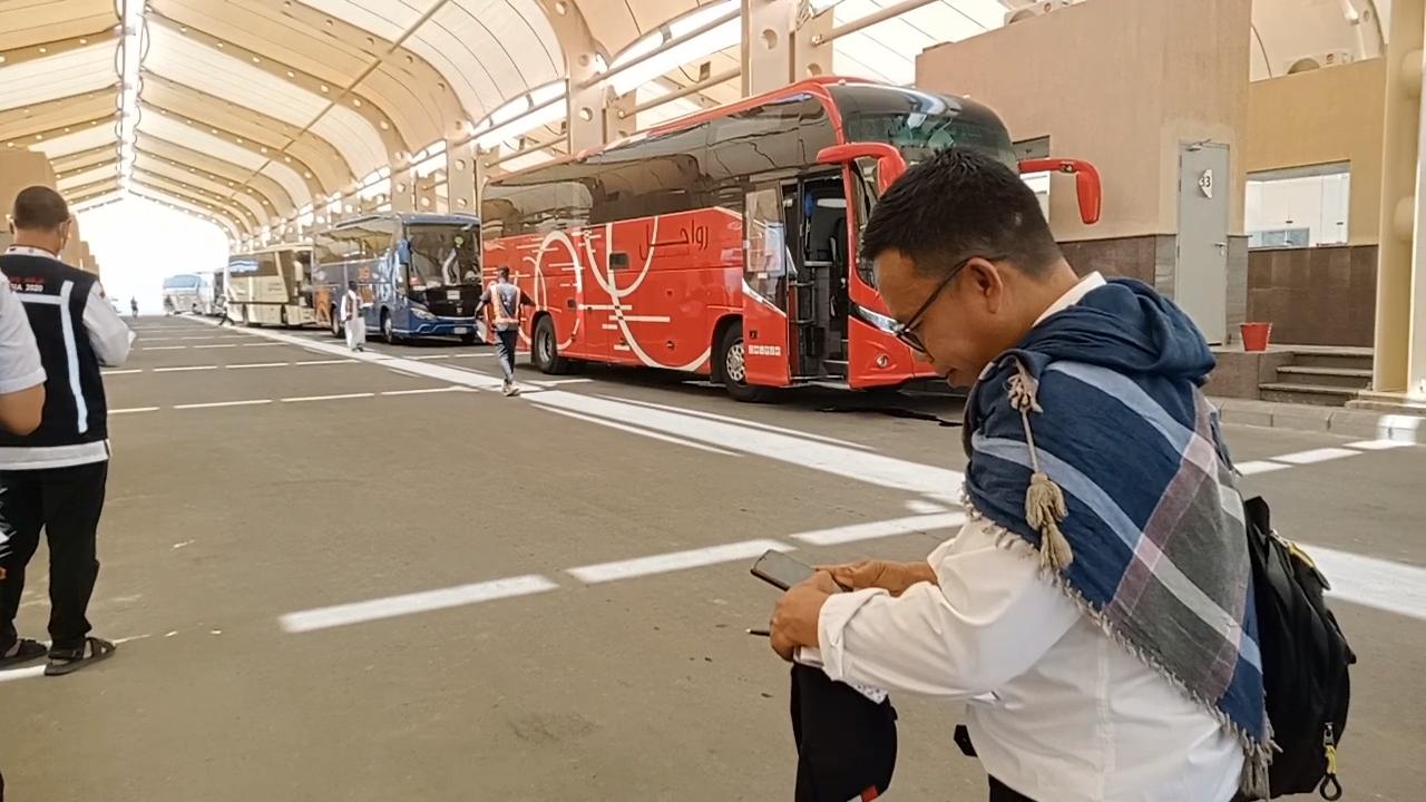 petugas-haji-periksa-jadwal-kedatangan-bus.jpg