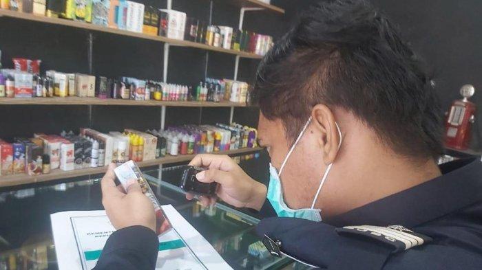 petugas-kanwil-bea-cukai-maluku-tengah-mengecek-pita-cukai-liquid-vape.jpg