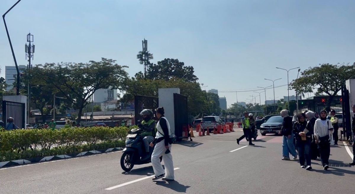 petugas-keamanan-dan-kepolisian-berjaga-serta-mengatur-arus-lalu-lintas-GBK.jpg