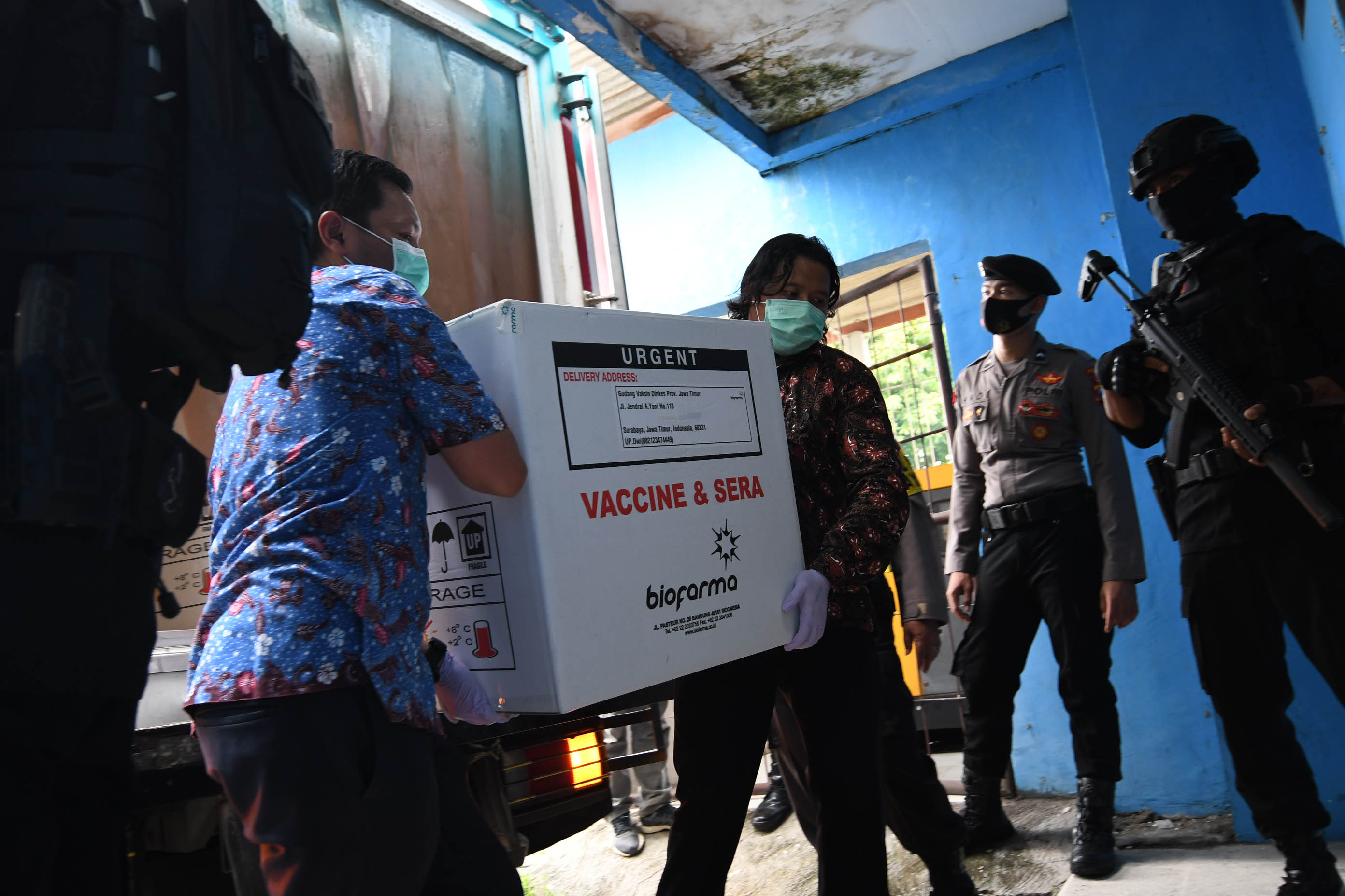 petugas-kepolisian-jaga-vaksin-covid-19-di-gudang-dinkes-jatim_20210104_151010.jpg
