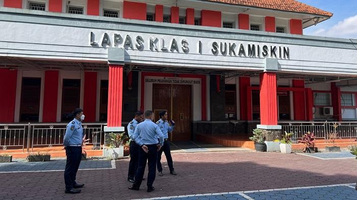 petugas-lapas-menantianas-keluar.jpg