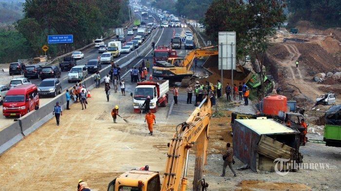 petugas-membersihkan-bangkai-kendaraan-akibat-kecelakaan-di-tol-cipularang.jpg