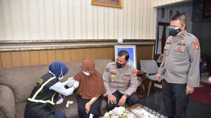 petugas-polda-lampung-memeriksa-kondisi-kesehatan-murhaleni-112.jpg