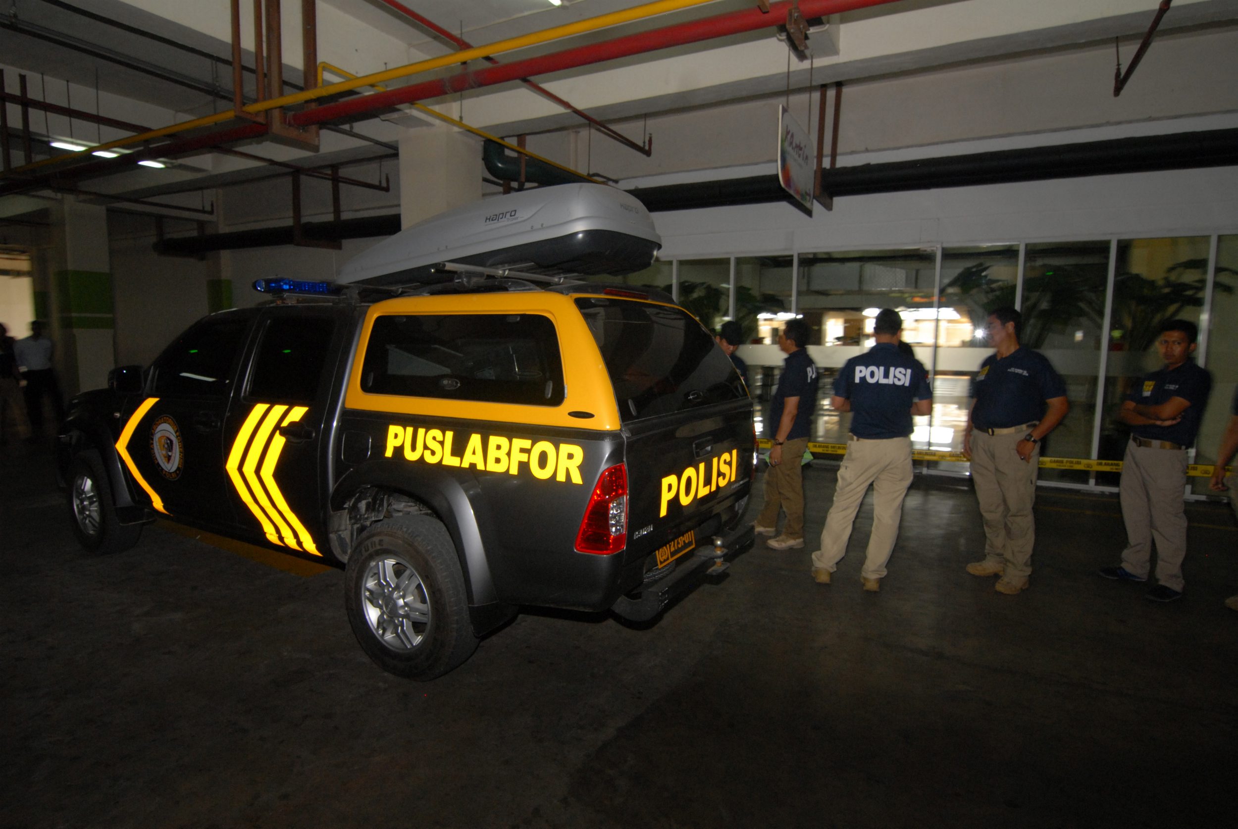 petugas-puslabfor-periksa-ledakan-di-mall-alam-sutera-tangerang_20151029_171156.jpg