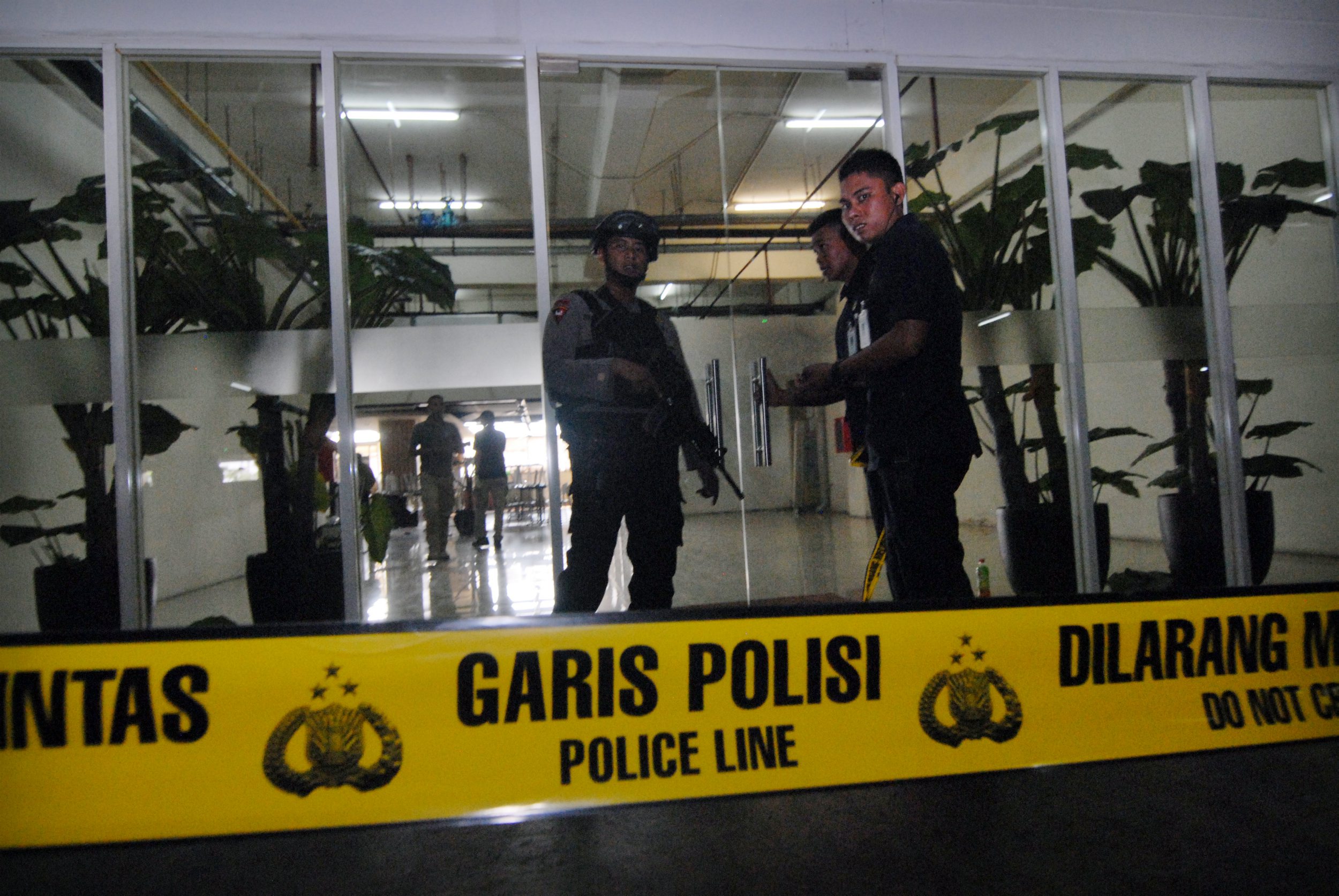 petugas-puslabfor-periksa-ledakan-di-mall-alam-sutera-tangerang_20151029_171846.jpg