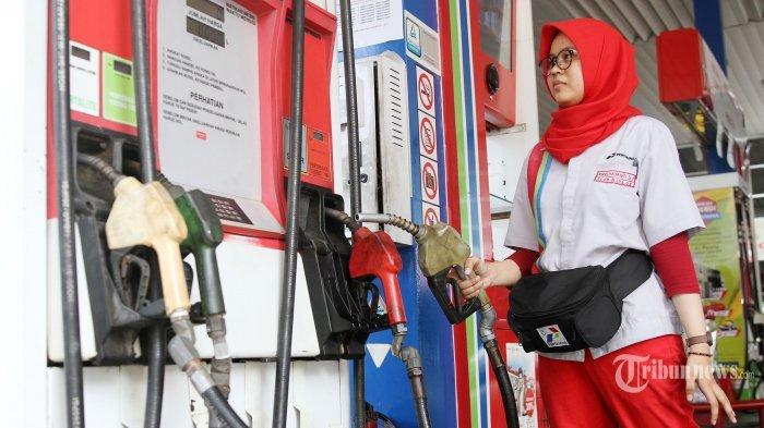 petugas-saat-mengisi-bbm-mobil-di-stasiun-pengisian-bahan-bakar-umum-spbu-33.jpg