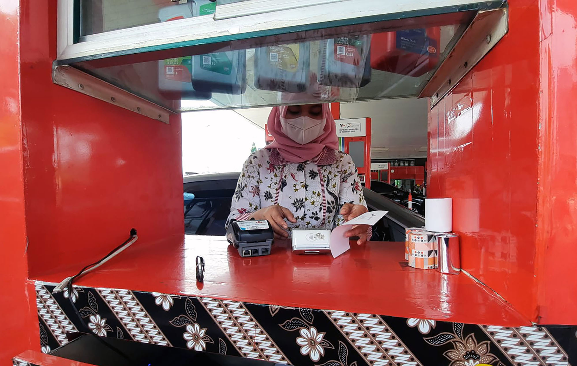 petugas-spbu-coco-berpakaian-batik-layani-pelanggan_20231003_085607.jpg