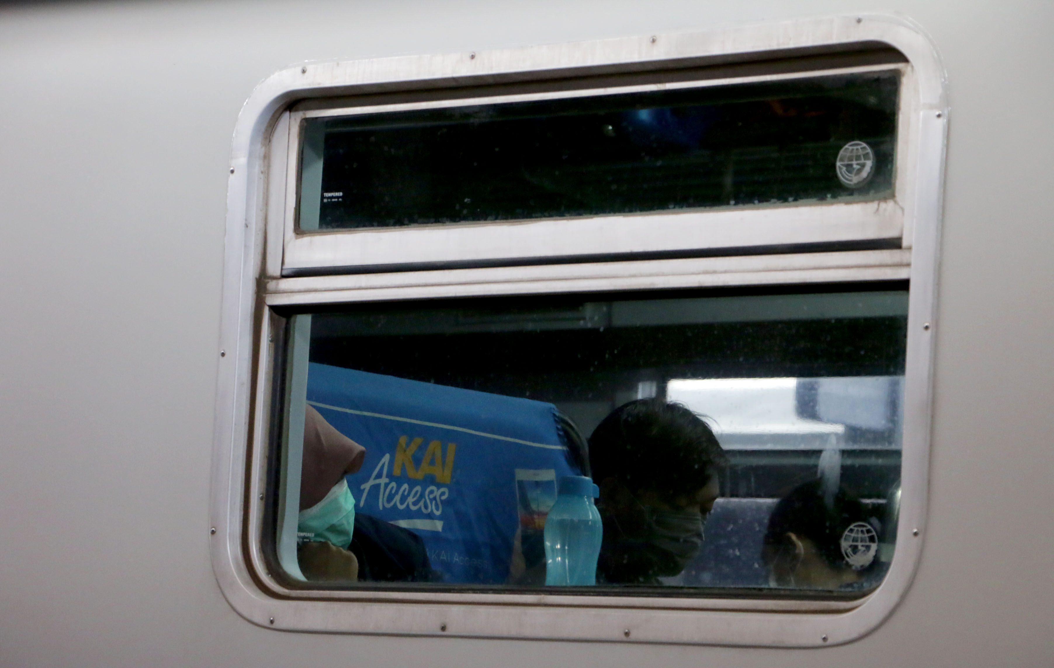 petugas-stasiun-semarang-tawang-lakukan-penyemprotan-disinfekan_20200315_204950.jpg