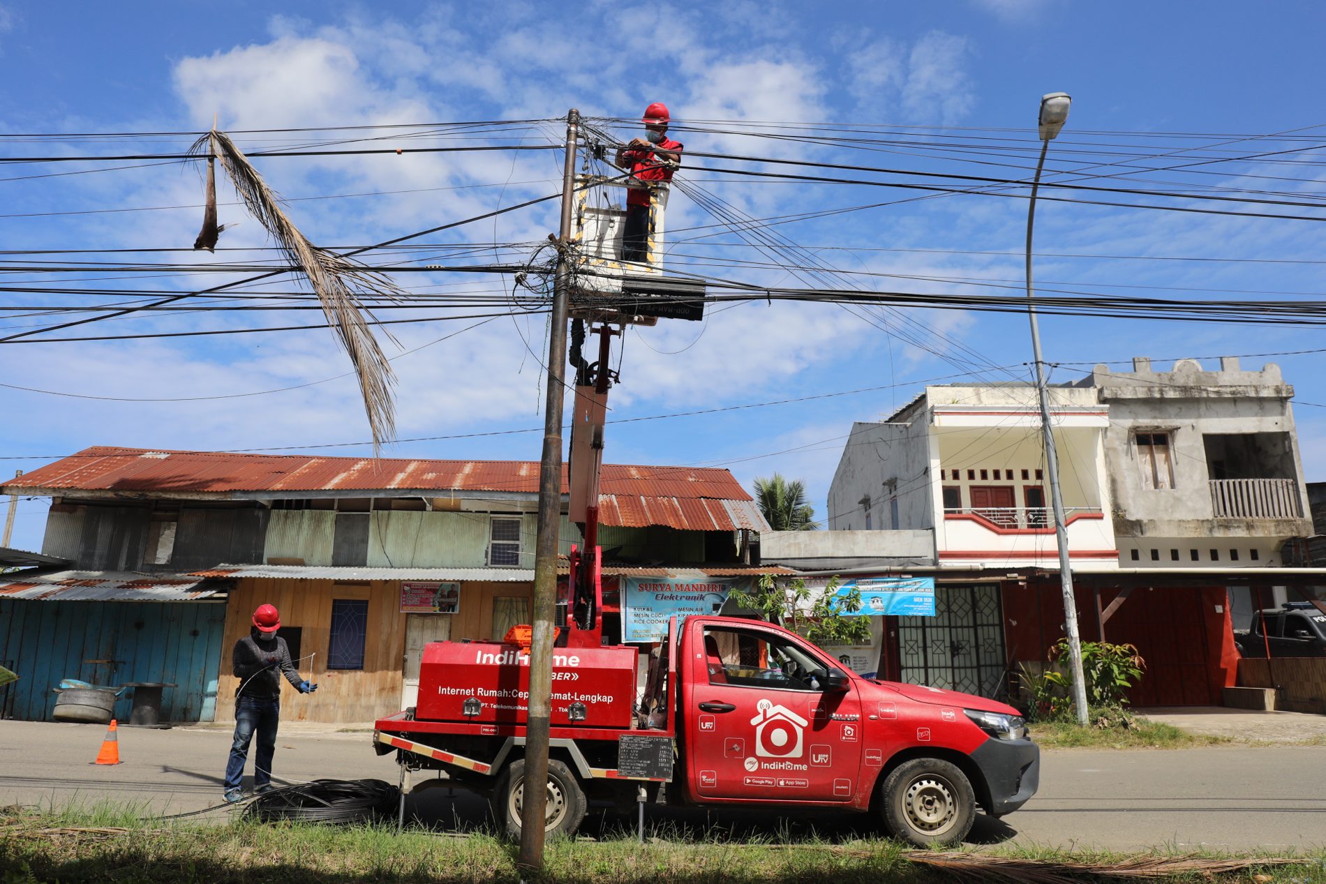 petugas-telkom-indihome-perbaiki-jaringan-pasca-gempa-sulbar_20210126_151328.jpg