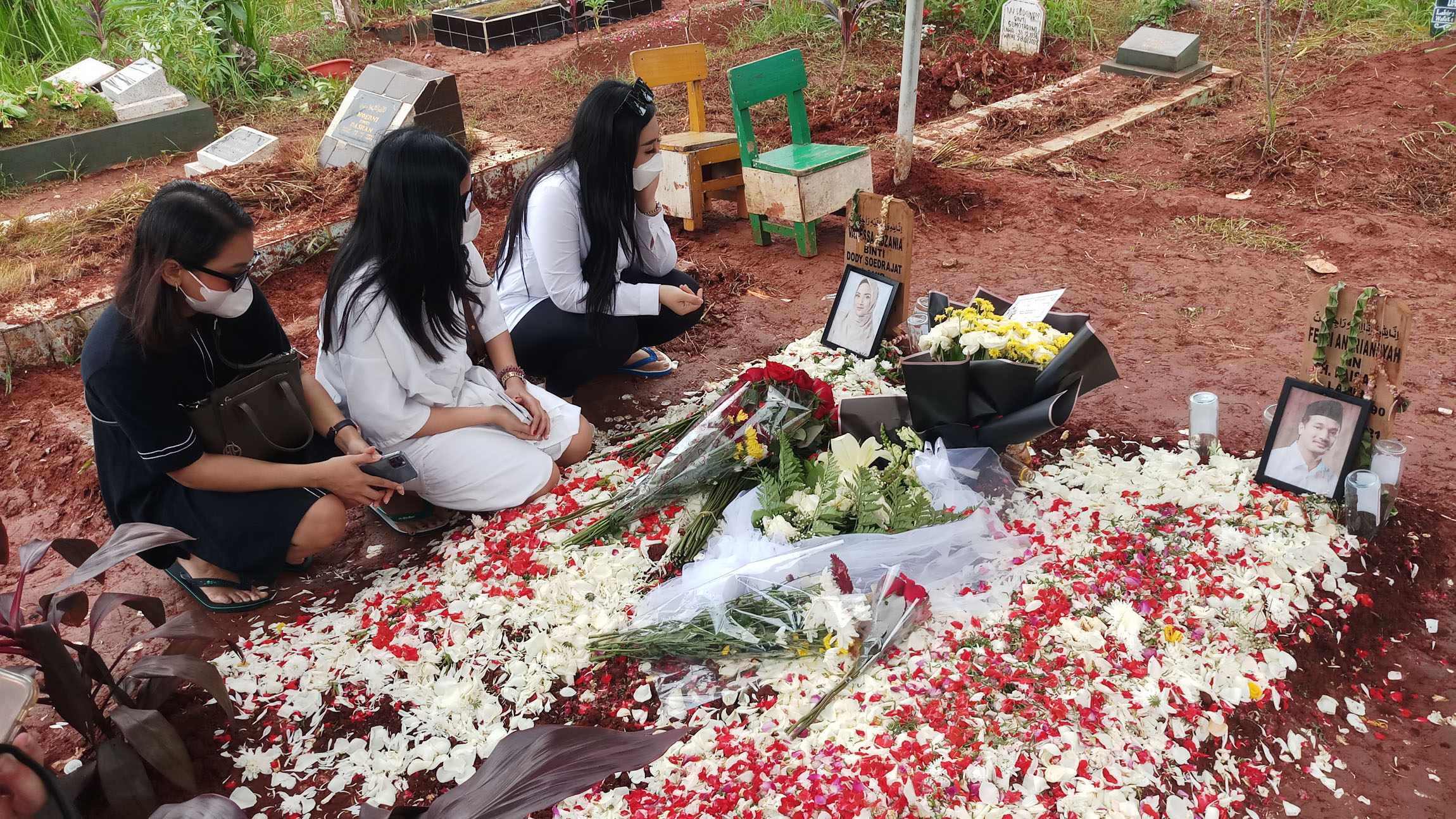 peziarah-masih-mendatangi-makam-vanessa-dan-bibi-adriansyah_20211106_160746.jpg