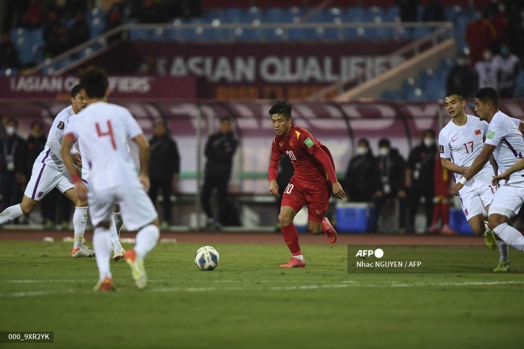 phan-van-duc-dari-vietnam-tengah-mengejar-bola-di-antara-para-pemain-tiongkok.jpg