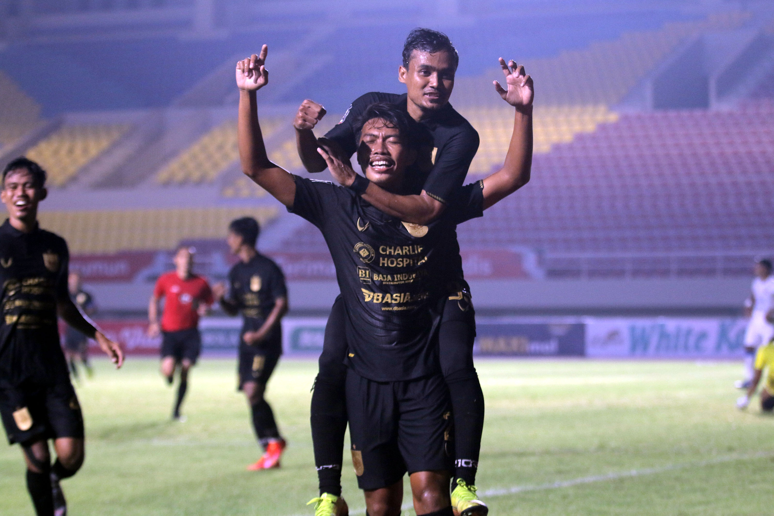 piala-menpora-arema-fc-takluk-2-3-dari-psis-semarang_20210330_220022.jpg