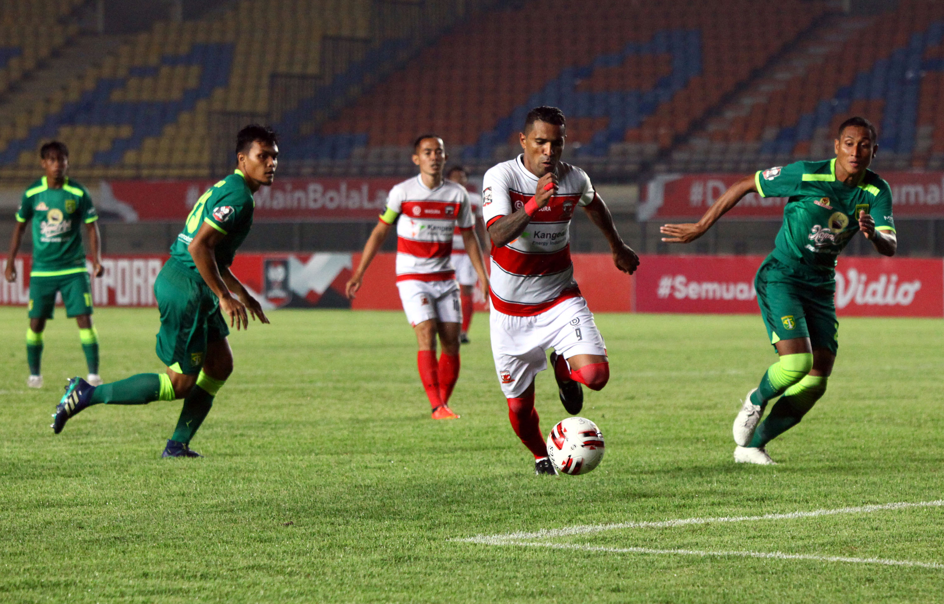 piala-menpora-madura-united-takluk-1-2-dari-persebaya-surabaya_20210329_061402.jpg