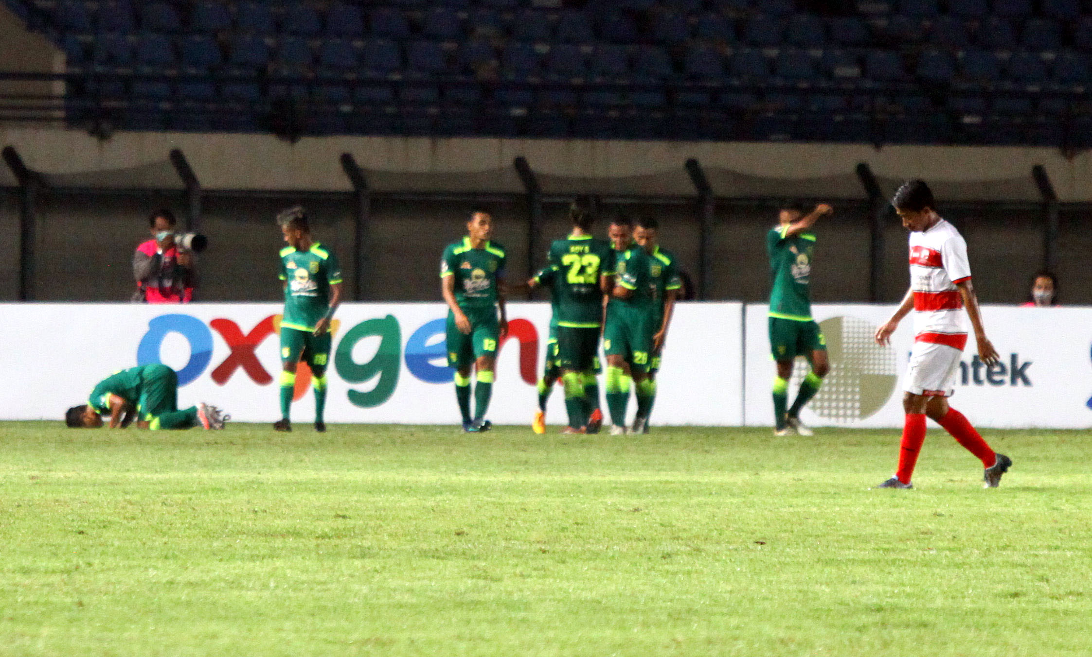 piala-menpora-madura-united-takluk-1-2-dari-persebaya-surabaya_20210329_143226.jpg